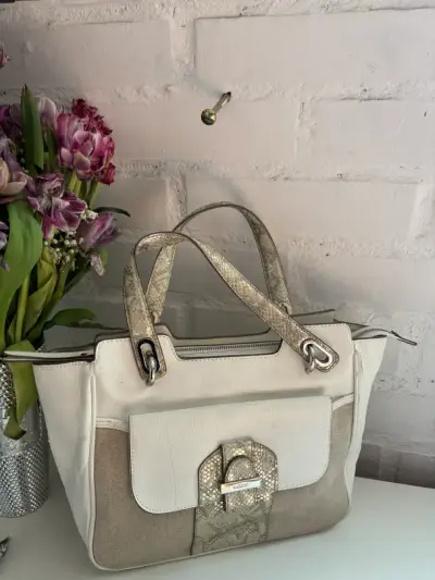 Bolso de mano beige con detalles de serpiente - miniatura 1