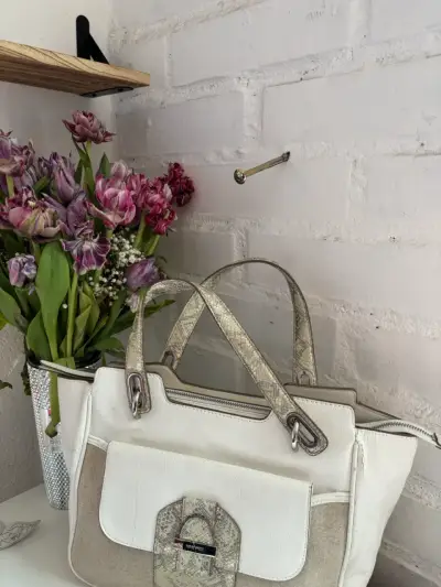Bolso de mano beige con detalles de serpiente - miniatura 2