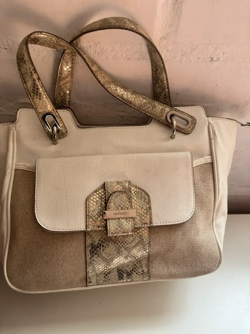 Bolso de mano beige con detalles de serpiente - 3