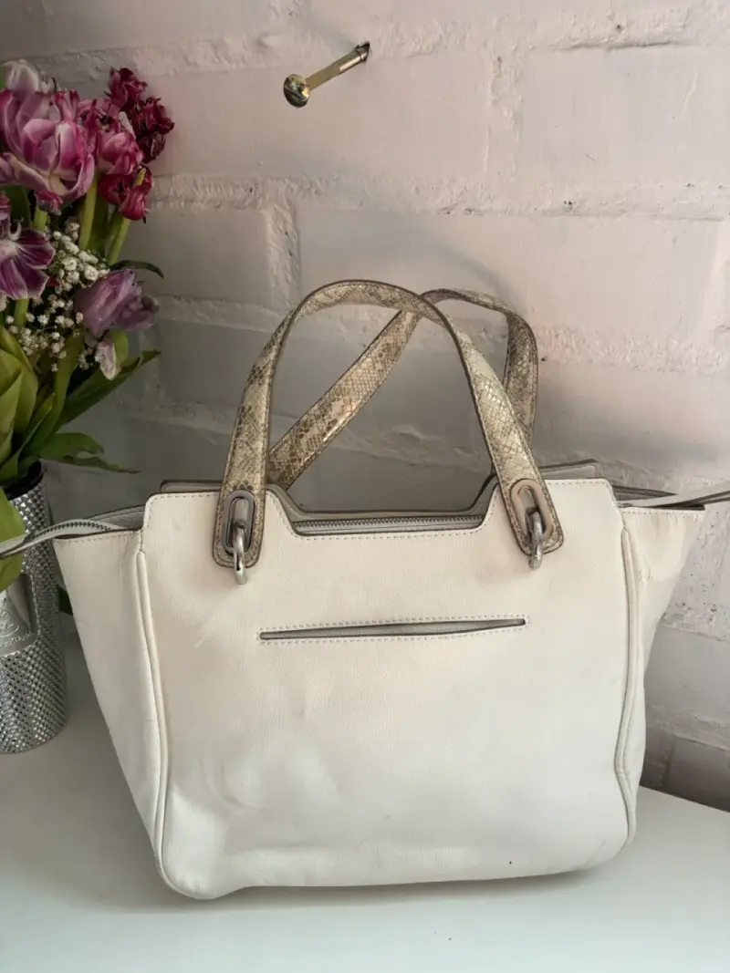 Bolso de mano beige con detalles de serpiente - 4