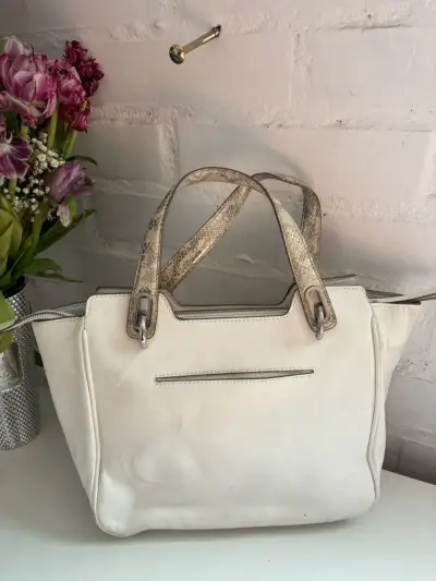 Bolso de mano beige con detalles de serpiente - miniatura 4
