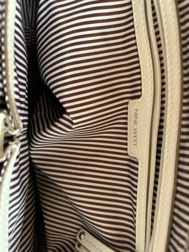Bolso de mano beige con detalles de serpiente - 5
