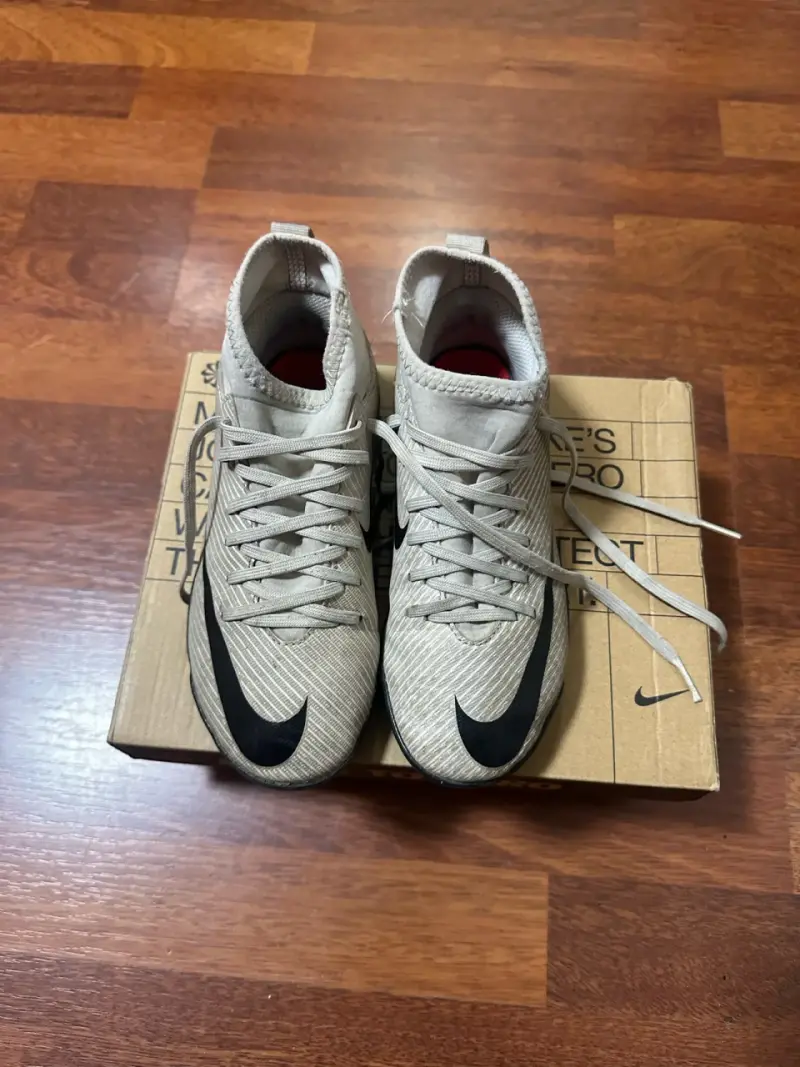 Botines de fútbol Nike beige con tobillera - 2