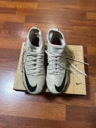 Botines de fútbol Nike beige con tobillera - miniatura 2