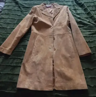 Abrigo de cuero gamuza, beige claro, para mujer. - miniatura 1