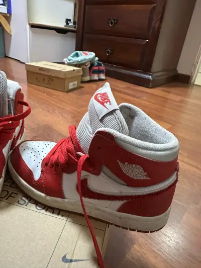 Zapatillas Nike Air Jordan rojas y blancas - miniatura 4