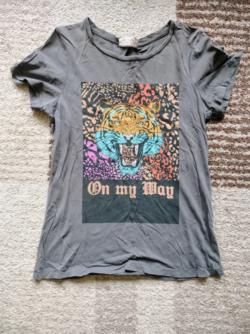 Polera gris con estampado de tigre