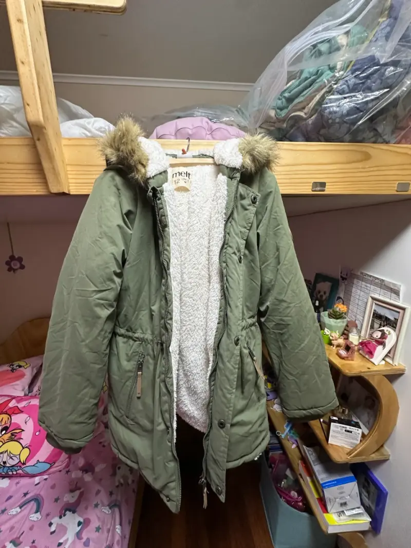 Parka verde con capucha de piel sintética - 2