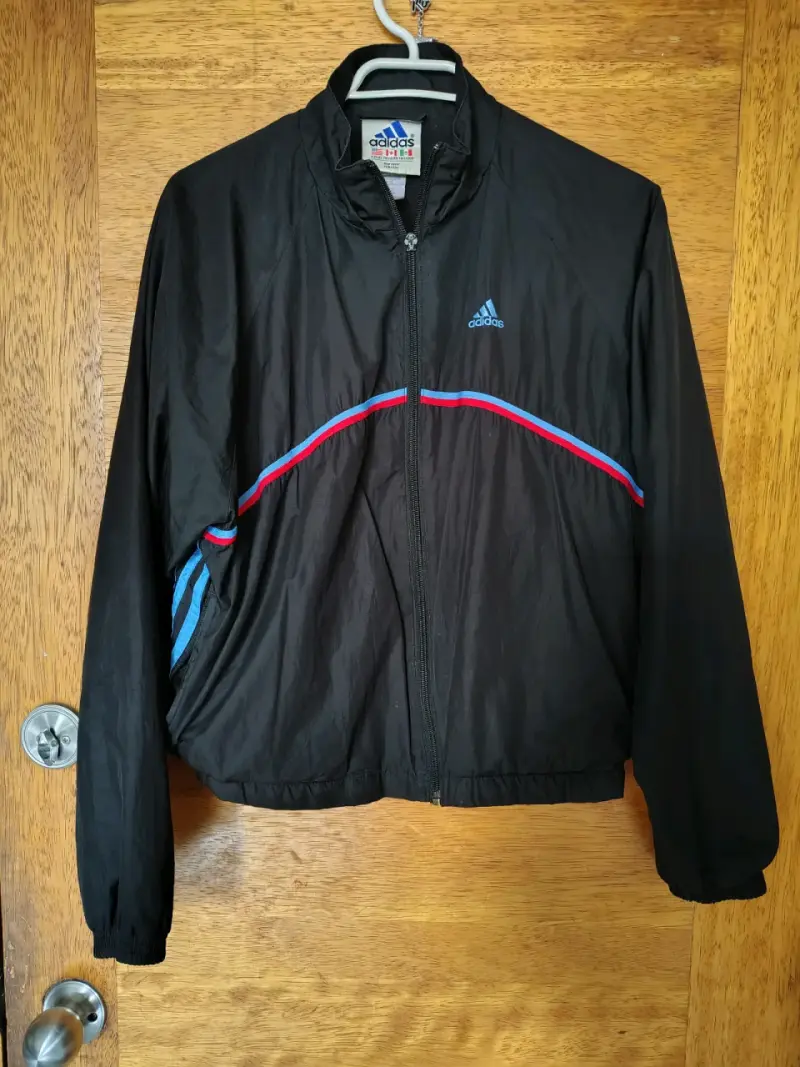 Chaqueta deportiva Adidas negra con detalles