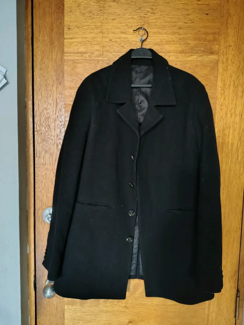 Abrigo negro de lana para mujer