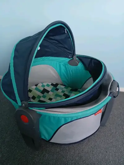 Cuna portátil Fisher-Price azul y verde - miniatura 1
