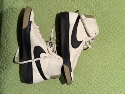 Zapatillas altas blancas y negras Nike - miniatura 1