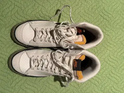 Zapatillas altas blancas y negras Nike - miniatura 2