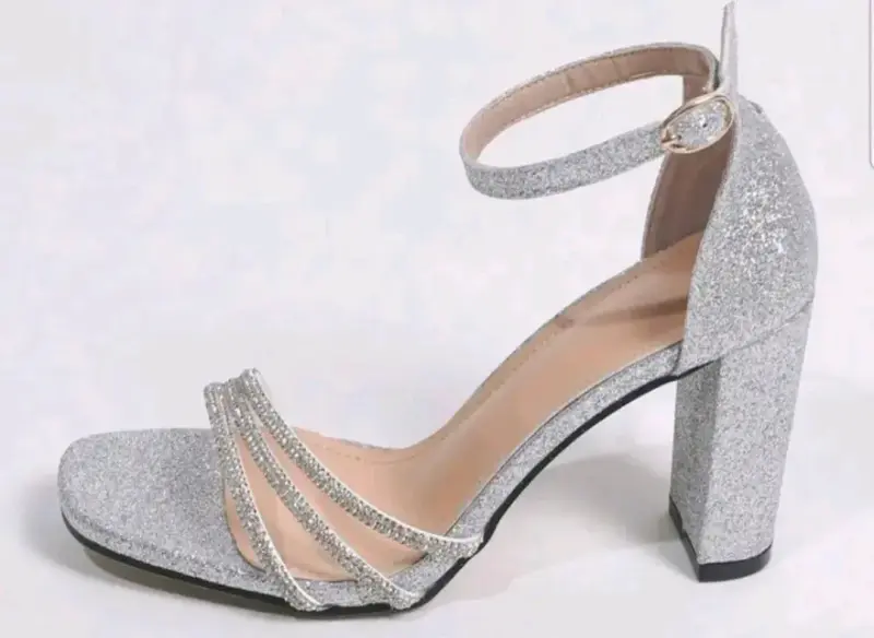 Sandalias plateadas con glitter y tacón alto. - 6