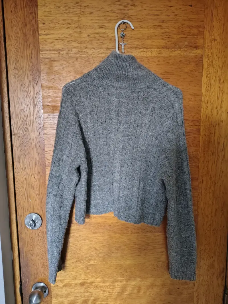 Suéter gris de lana cuello alto