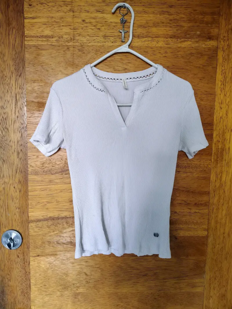 Polera blanca de algodón con detalle calado