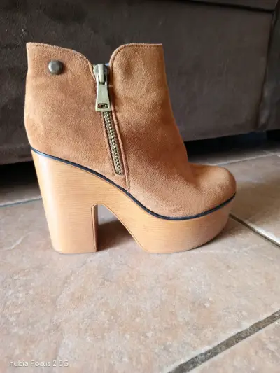Botines de plataforma camel con cierre lateral - miniatura 1