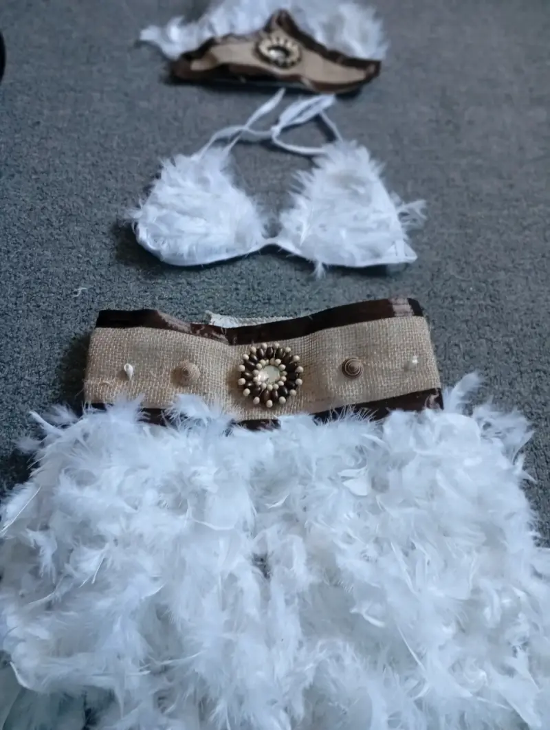 Disfraz de carnaval con plumas blancas - 1