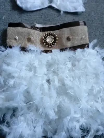 Disfraz de carnaval con plumas blancas - miniatura 2