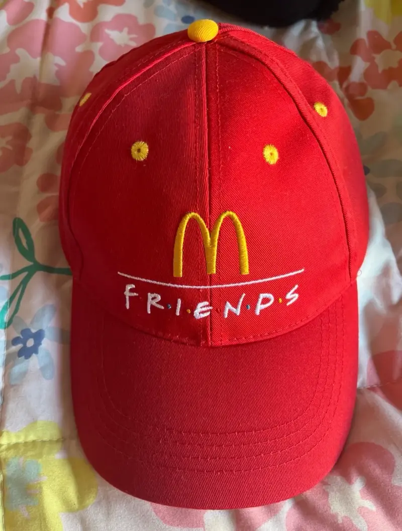 Gorra roja McDonald's Friends edición especial - 1