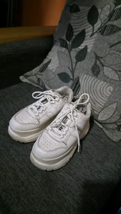 Zapatillas deportivas blancas con plataforma - miniatura 1