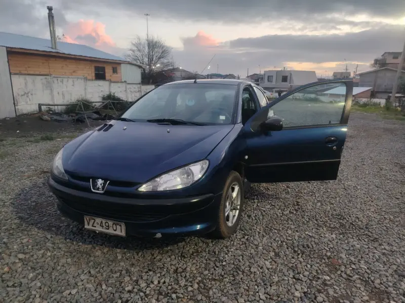 Peugeot 206 azul en buen estado - 2