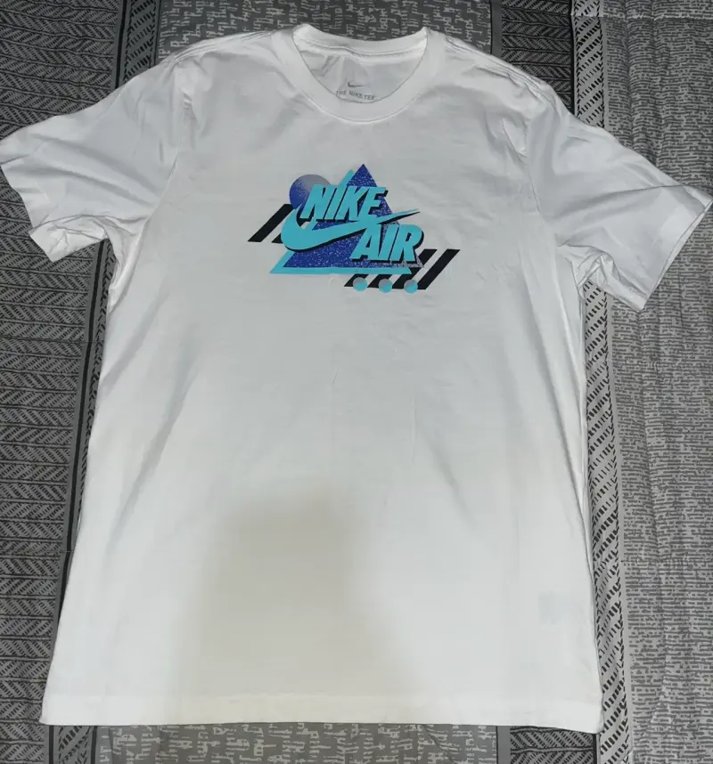 Polera Nike Air blanca con diseño gráfico - 1