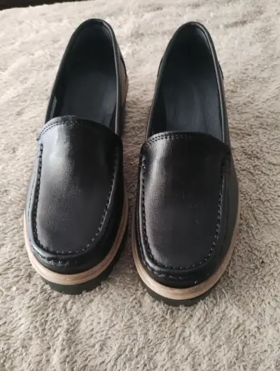 Zapatos mocasines de cuero negro para mujer - miniatura 1