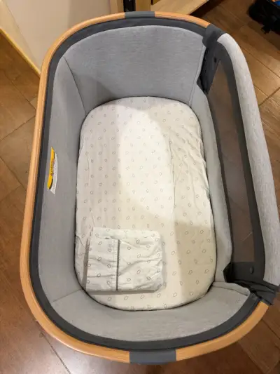 Cuna colecho Maxi Cosí  gris con colchón incluido - miniatura 3