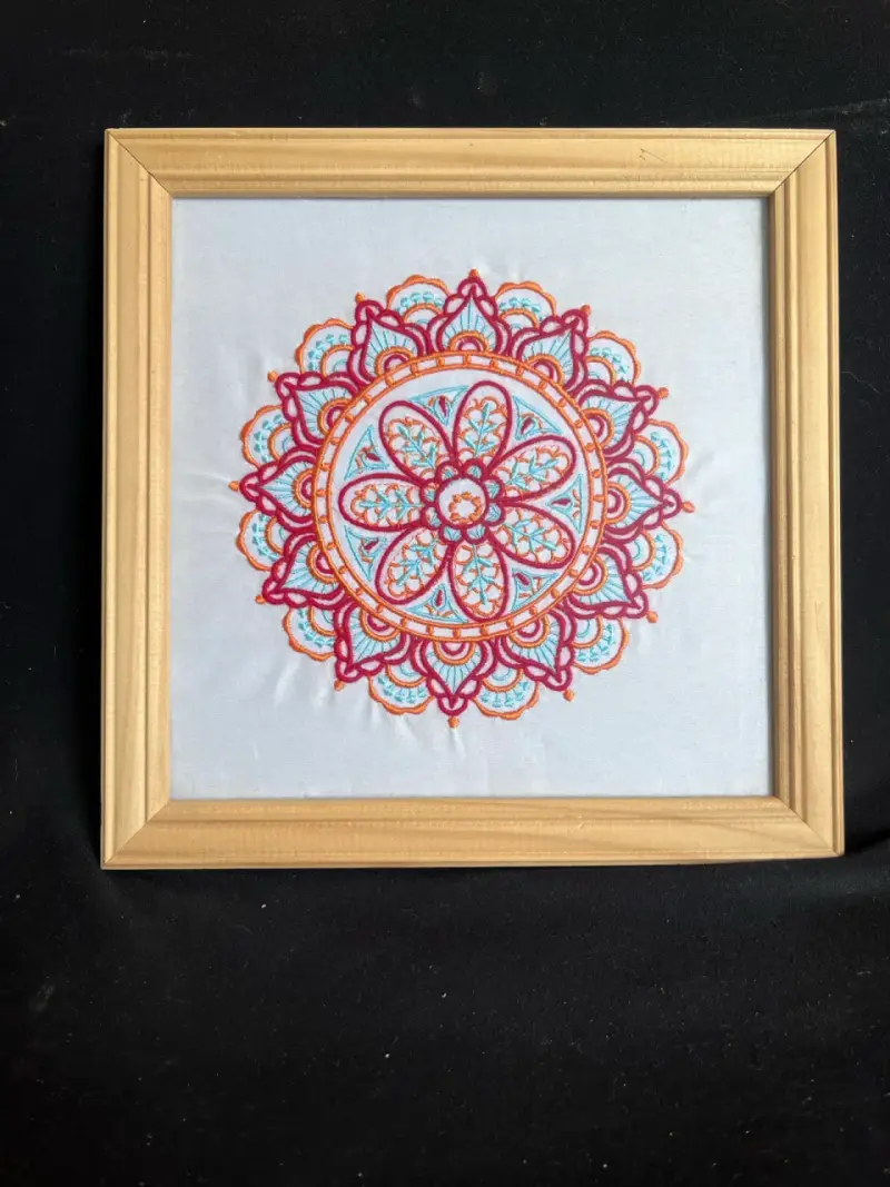 Cuadro decorativo con mandala bordado