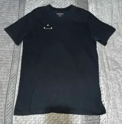 Polera negra Jordan talla L - miniatura 1