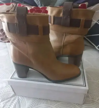Botines Pollini, de cuero marrón con tacón. - miniatura 1