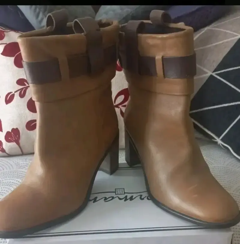 Botines Pollini, de cuero marrón con tacón. - 2