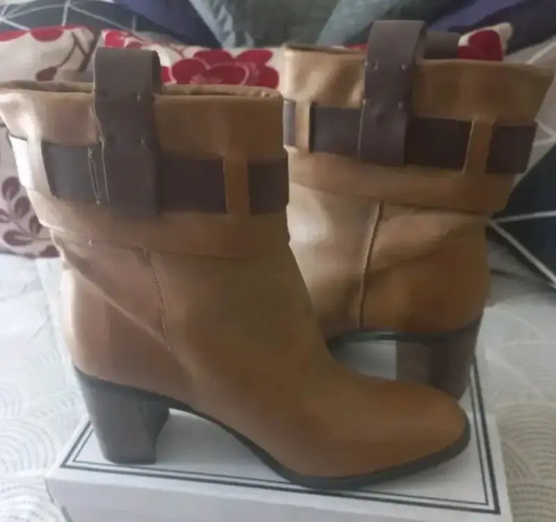 Botines Pollini, de cuero marrón con tacón. - 3