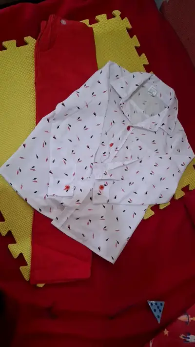 Conjunto infantil camisa estampada y pantalón rojo - miniatura 1