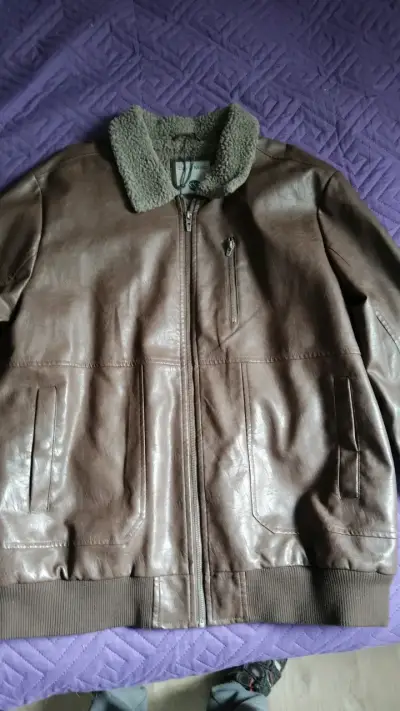 Chaqueta de cuero marrón con cuello de lana - miniatura 1