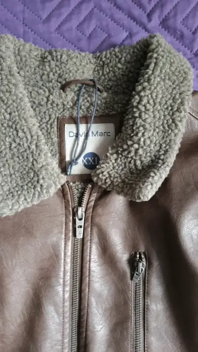 Chaqueta de cuero marrón con cuello de lana - miniatura 2