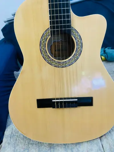 Guitarra acústica clásica de madera natural - miniatura 1