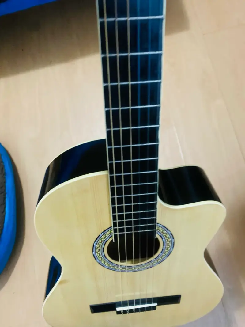 Guitarra acústica clásica de madera natural - 3