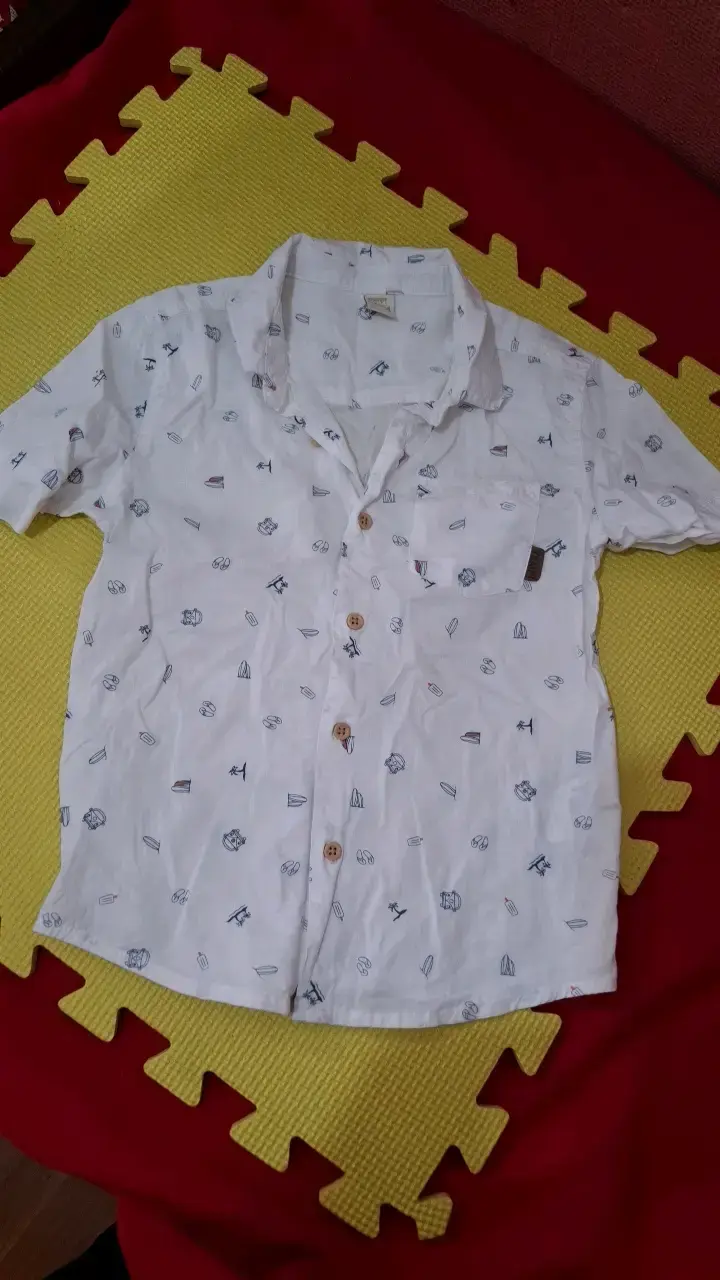Camisa blanca con estampado náutico para niño