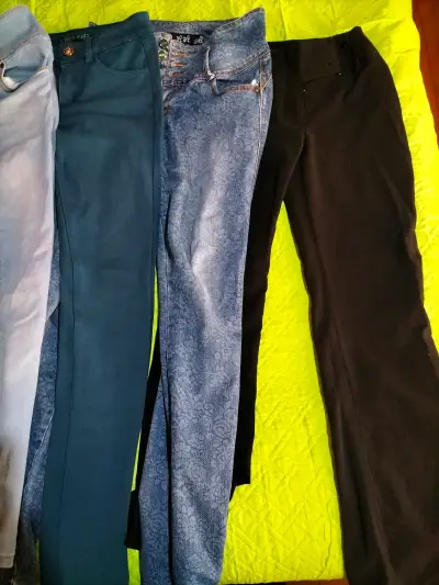 Lote de jeans para mujer en varios colores - miniatura 2
