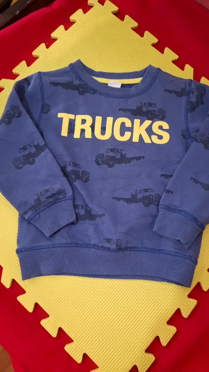 Polerón infantil azul con diseño de camiones - 1