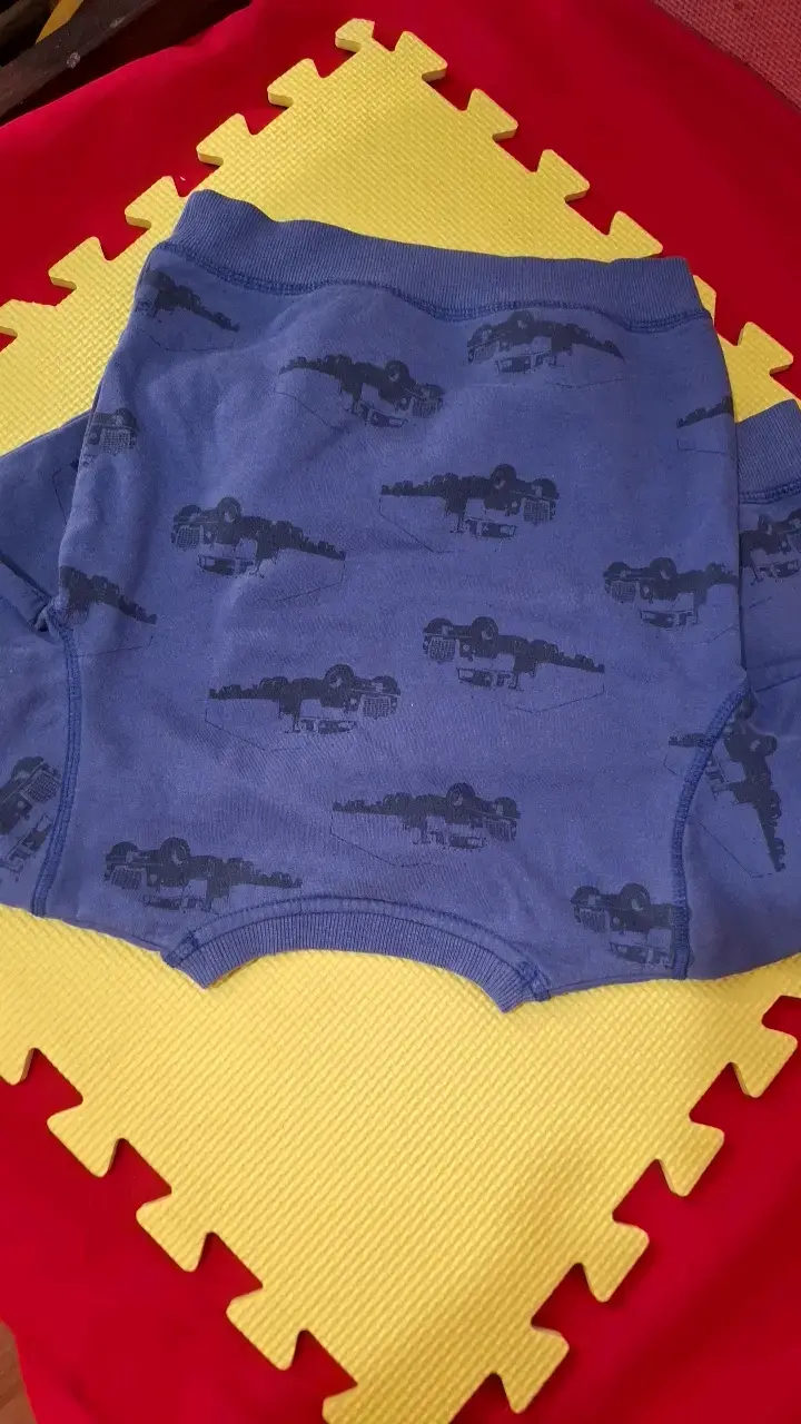 Polerón infantil azul con diseño de camiones - 2