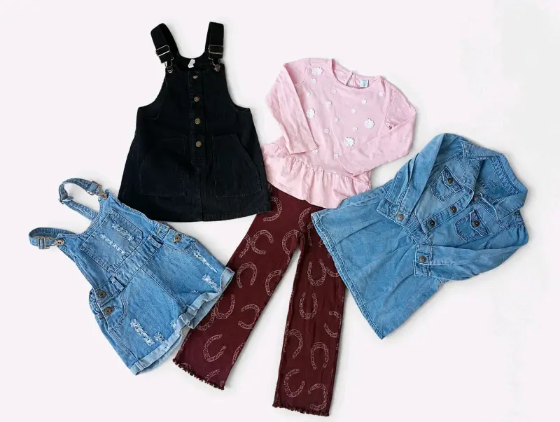 Conjunto de ropa infantil variada - 1