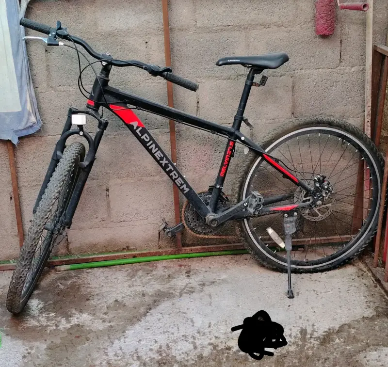 Bicicleta de montaña Alpinextrem negra y roja