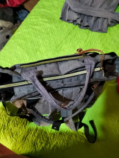 Mochila gris multifuncional de tela resistente - miniatura 3