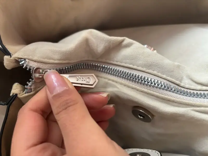 Bolso tote beige con detalle de lazo - 3