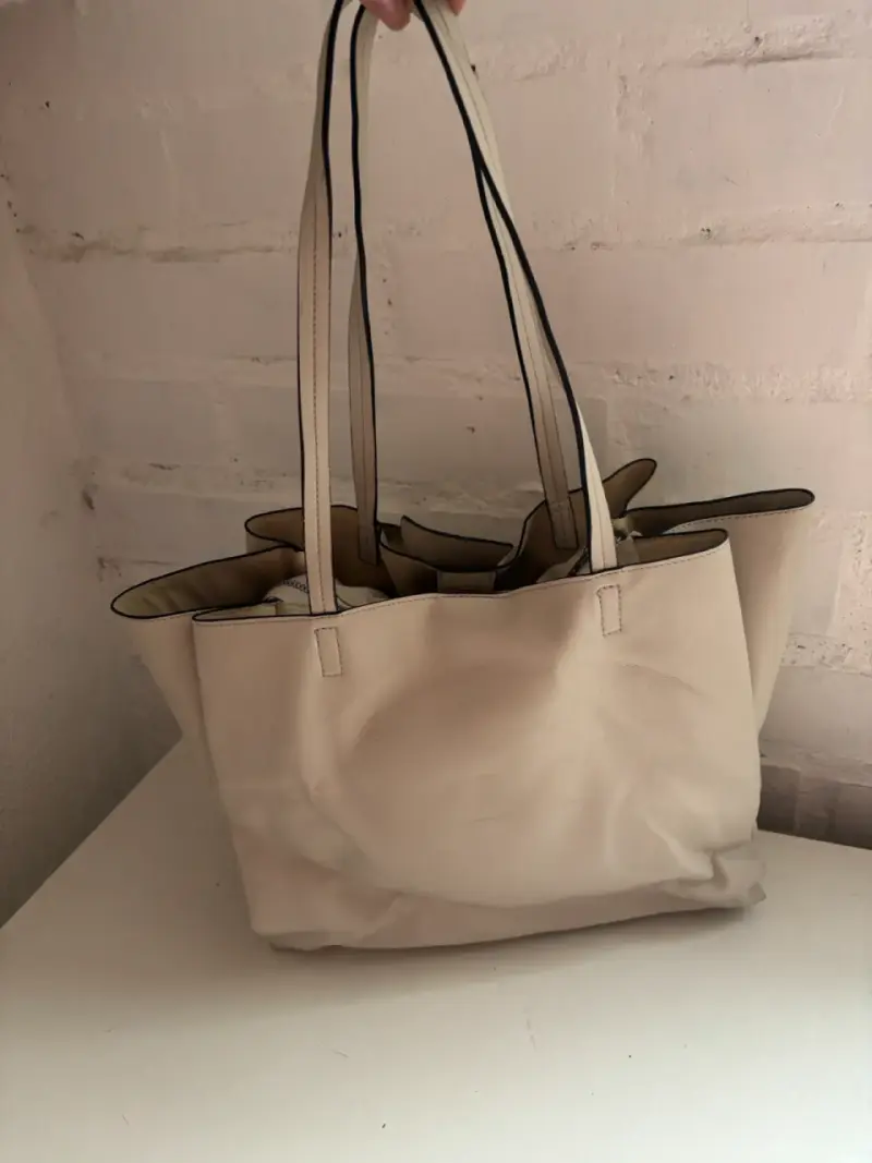 Bolso tote beige con detalle de lazo - 5