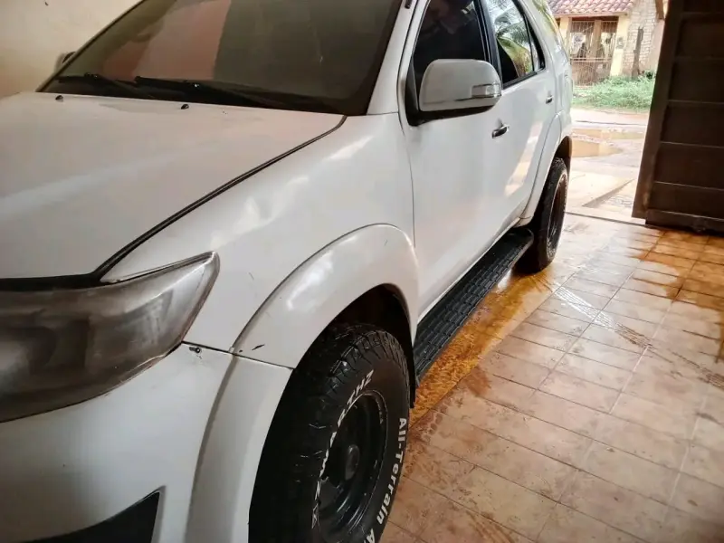 Camioneta SUV blanca en buen estado - 1