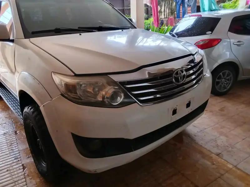 Camioneta SUV blanca en buen estado - 2